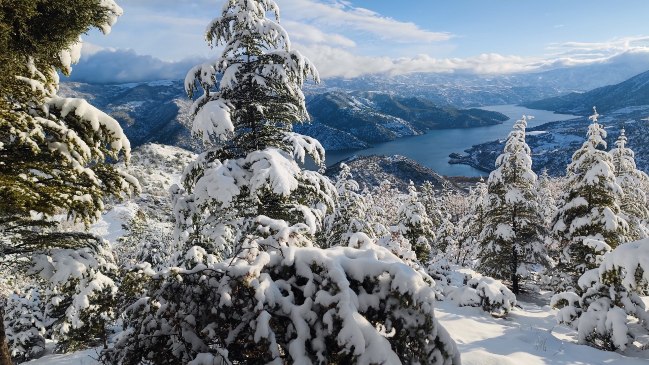 Çorum'da Obruk Barajı Gölü'nün çevresi karla kaplandı