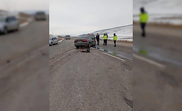 Çorum'da yol kenarındaki toprak zemine çarpan aracın sürücüsü yaralandı