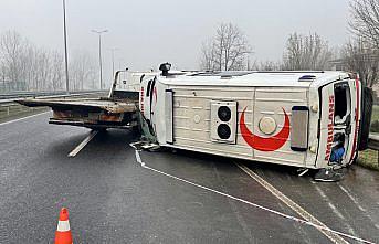 Düzce'de devrilen ambulansta sürücü ile sağlık personeli yaralandı