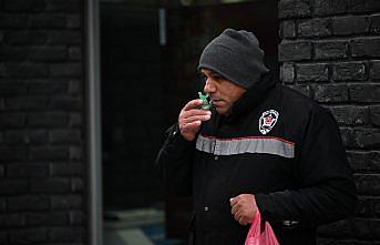 Düzce'de görme engelli seyyar satıcı, 20 yıldır aynı noktada çocukları sevindiriyor