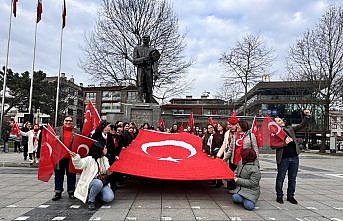 Düzce'de kadınlar, terör örgütü yandaşlarının Türk bayrağına saldırısına tepki gösterdi