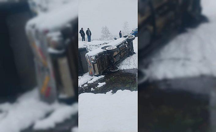 Düzce'de kanala devrilen pikaptaki 2 kişi yaralandı