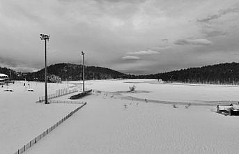 Düzce'deki Topuk Yaylası Göleti'nin yüzeyi buz tuttu