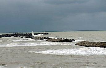 Düzce'nin Karadeniz kıyısında kuvvetli rüzgar nedeniyle dalga boyu yükseldi