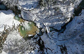 Giresun'daki Mavigöl ile Kuzalan Şelalesi beyaz örtüyle kaplandı