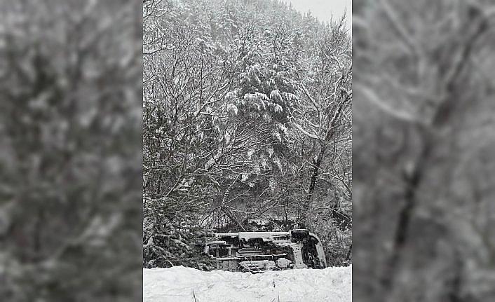 Gümüşhane'de devrilen ambulanstaki 3 sağlık personeli yaralandı