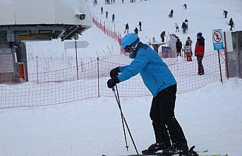 Ilgaz Dağı'ndaki kayak merkezinde kayakseverler yoğunluk oluşturdu