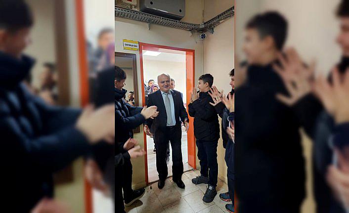 Karabük'te 47 yıllık eğitimci öğrencilerin alkışları eşliğinde emekli oldu