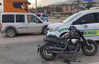 Karabük'te hafif ticari araçla çarpışan motosikletteki 2 kişi yaralandı