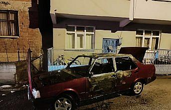 Karabük'te park halindeki otomobil yandı