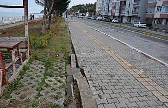 Karadeniz’in dalgaları sahil yolunu ve evleri tehdit ediyor