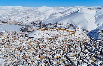 Karla kaplanan Bayburt Kalesi dronla görüntülendi