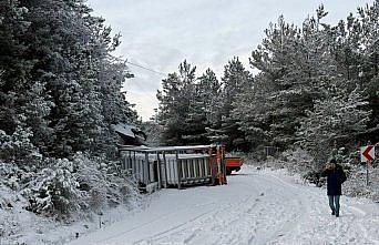Kastamonu'da boş doğal gaz tüplerinin bulunduğu tır devrildi