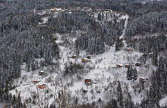 Kastamonu'da dağ köylerinde tarih kokan ahşap evler karla kaplandı
