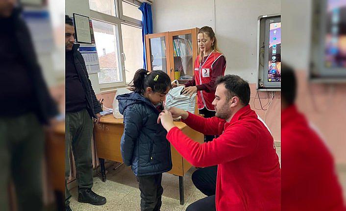 Kızılay'dan ilkokul öğrencilerine mont ve boyama kitabı desteği
