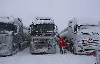 Kop Dağı Geçidi'nde kar ve tipi ulaşımda aksamalara yol açıyor
