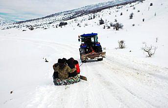 Köyde yaşayan gençler “lastikten kızak“ ile karda eğlenmenin yolunu buldu