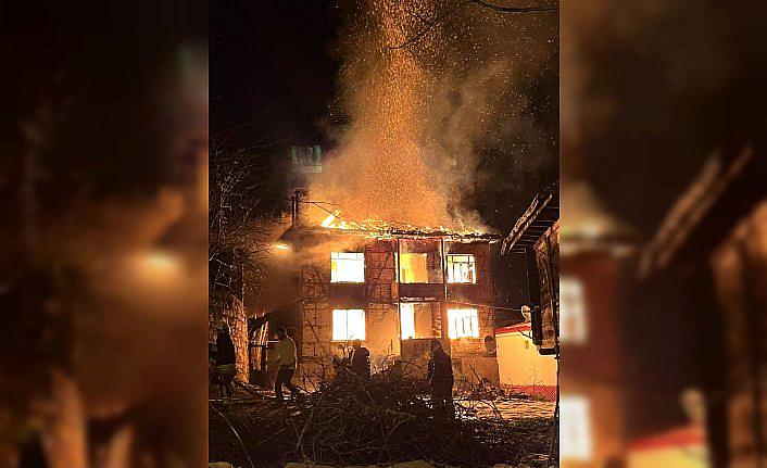 Ordu'da çıkan yangında iki katlı ev kullanılmaz hale geldi