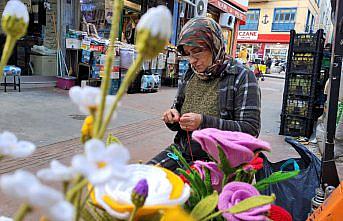 Örgü iplerini “solmayan çiçeklere“ dönüştürüyor