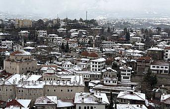 Safranbolu'nun tarihi yapıları beyaza büründü