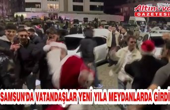 Samsun'da vatandaşlar yeni yıla meydanlarda girdi