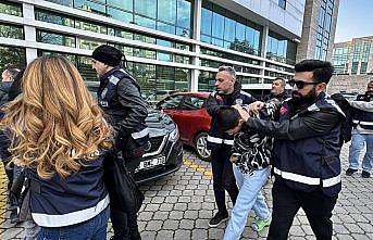 Samsun'da bir kişinin araçta bıçak ve satırla öldürülmesine ilişkin 3 şüpheli adliyede