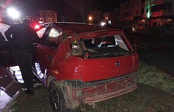 Samsun'da devrilen otomobildeki 2 kişi yaralandı