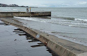 Samsun'da fırtına nedeniyle dalgaların çarptığı duvar yıkıldı