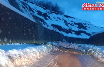 Sinop'ta toprak kayması nedeniyle kapanan grup yolu yeniden ulaşıma açıldı