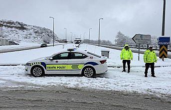 Sinop'ta kar yağışı trafikte aksamaya neden oldu
