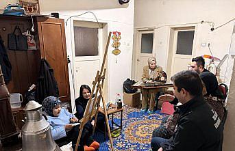 Tokat Belediyesi evde bakım hizmetinde resim dersi ve canlı müzik dinletisi de sunuyor