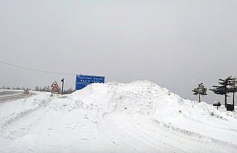 Tokat-Sivas kara yolunda kar yağışı etkili oluyor