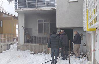 Tokat'ta dairesinde yangın çıkan yaşlı kadını komşuları evden çıkardı