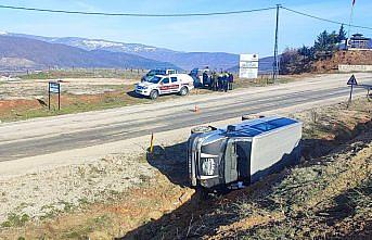Tokat'ta devrilen minibüsteki 2 kişi yaralandı