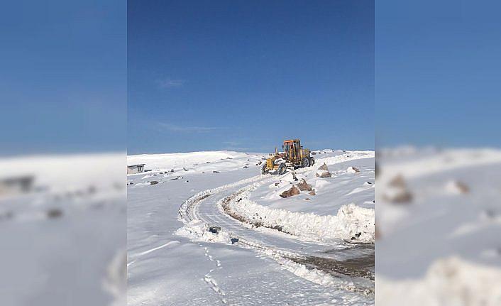 Tokat'ta kar engeline takılan vatandaşlar ekiplerin yardımıyla evlerine ulaştırıldı