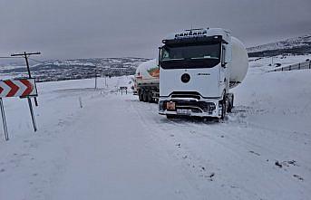 Tokat'ta kar nedeniyle mahsur kalan doğal gaz yüklü tanker İl Özel İdaresi ekiplerince kurtarıldı