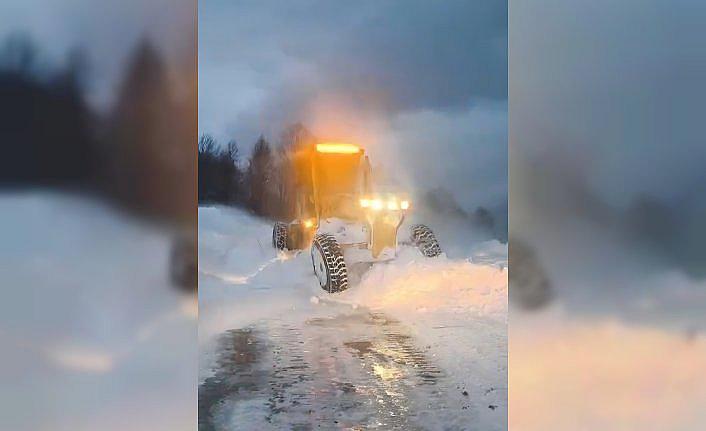 Tokat'ta karda mahsur kalan minibüstekiler kurtarıldı