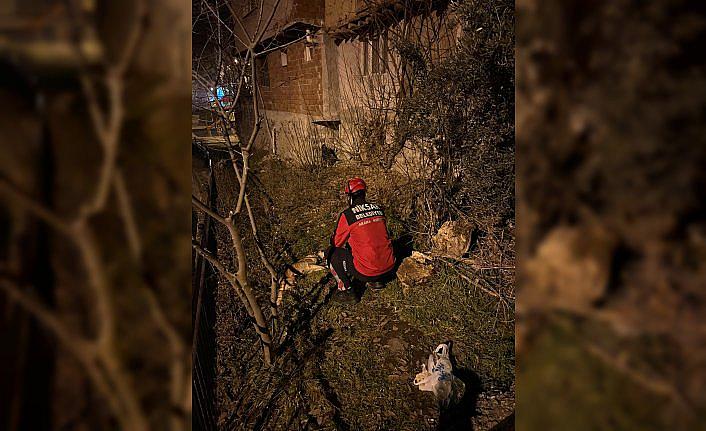 Tokat'ta korkuluklara sıkışan köpek itfaiyece kurtarıldı