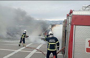 Tokat'ta seyir halindeki minibüs yangın sonucu kullanılamaz hale geldi