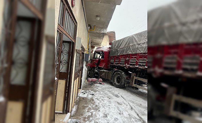 Tokat'ta tırın eve çarpması kameraya yansıdı