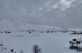 Tokat'ta Üçoluk Göleti'nin yüzeyi buz tuttu