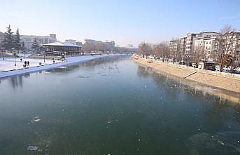 Tokat'ta Yeşilırmak'ın yüzeyi kısmen dondu