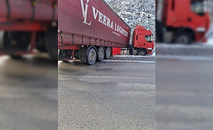 Tokat'ta yolda kalan tırı İl Özel İdaresi ekipleri kurtardı