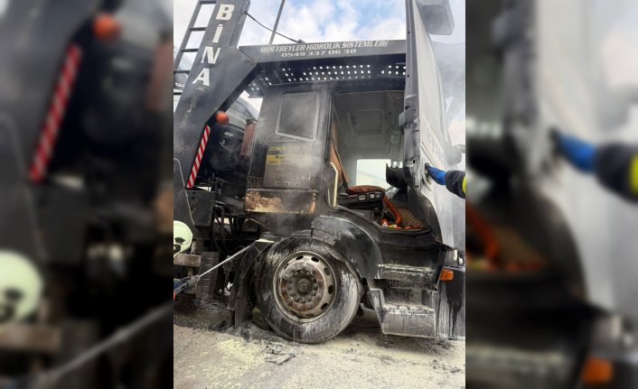 Tosya'da seyir halindeki tır yangın sonucu kullanılamaz hale geldi