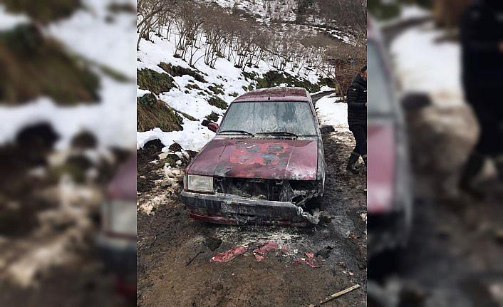 Trabzon'da seyir halindeki otomobilde çıkan yangın söndürüldü