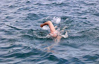 Vali Serdengeçti, Karadeniz’in güzelliğine yüzerek dikkat çekti