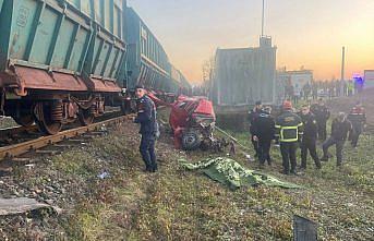 Zonguldak'ta hemzemin geçitte yük treninin çarptığı otomobilin sürücüsü öldü