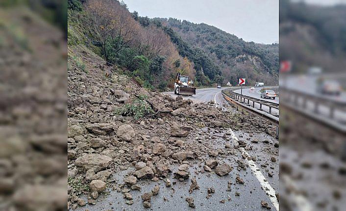 Zonguldak'ta heyelan kara yolunda ulaşımı aksattı