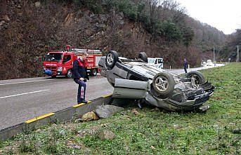 Zonguldak'ta refüje çarparak devrilen otomobildeki 3 kişi yaralandı