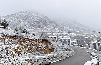 Amasya kent merkezinde kar yağışı etkili oluyor